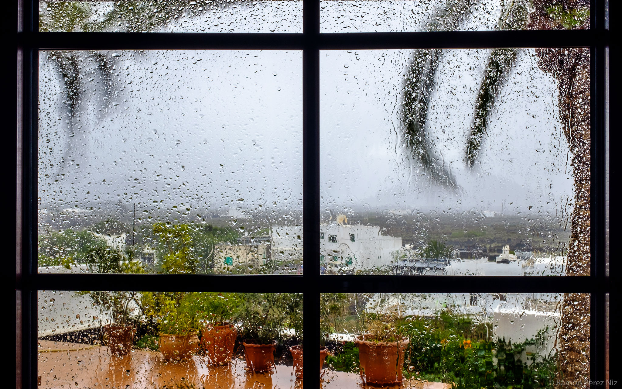Foto de Ramón Pérez Niz con lluvia y viento