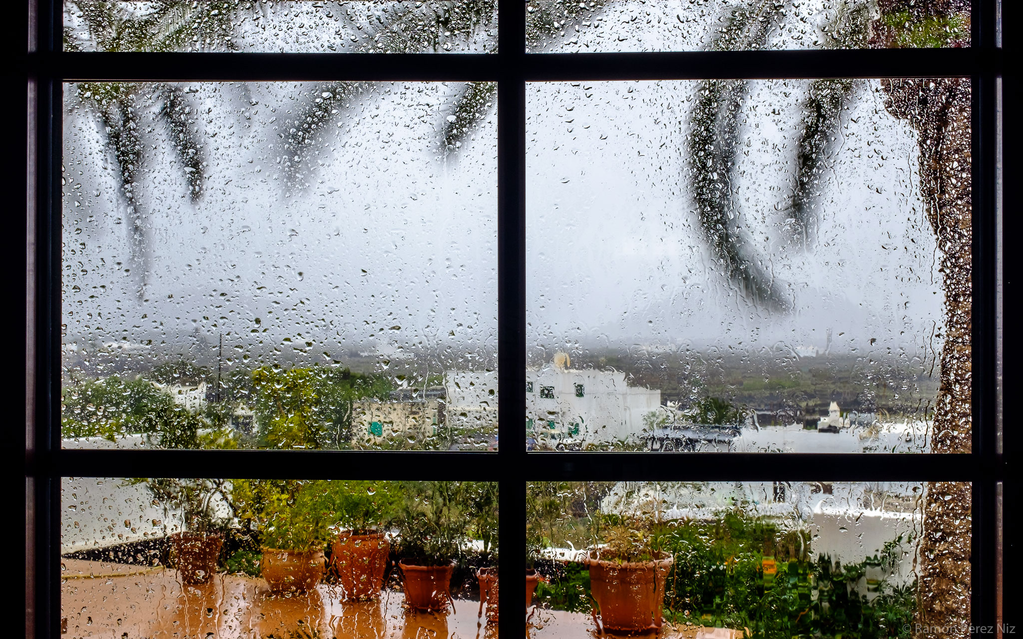 Foto de Ramón Pérez Niz con lluvia y  viento