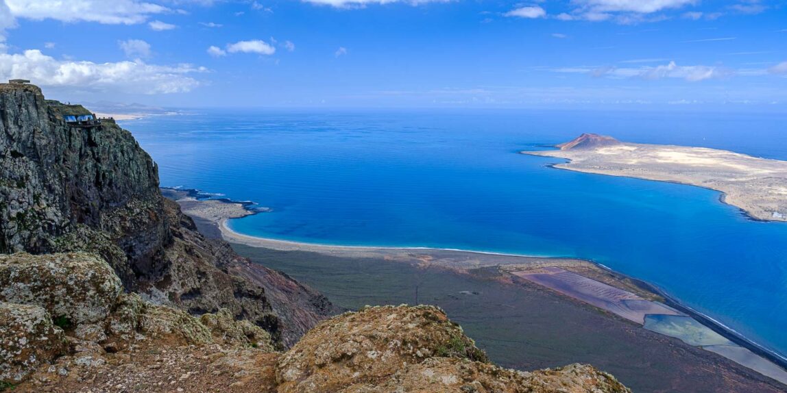 Mirador Del Río y Risco de Famara. Fotografía de Ramón Pérez Niz.